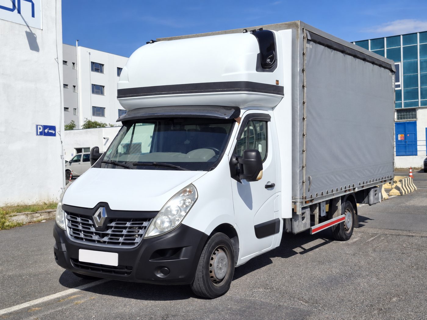 Valník s plachtou MUFI Logistic – nákladní doprava Praha